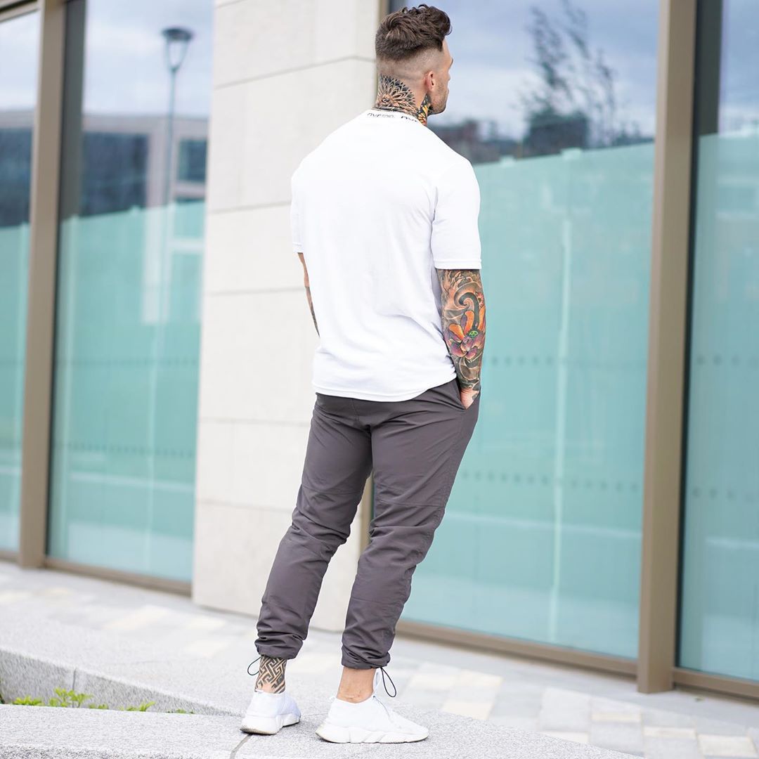 Camiseta Premium "Essential Edge" – Corte Atlético y Cuello Detallado