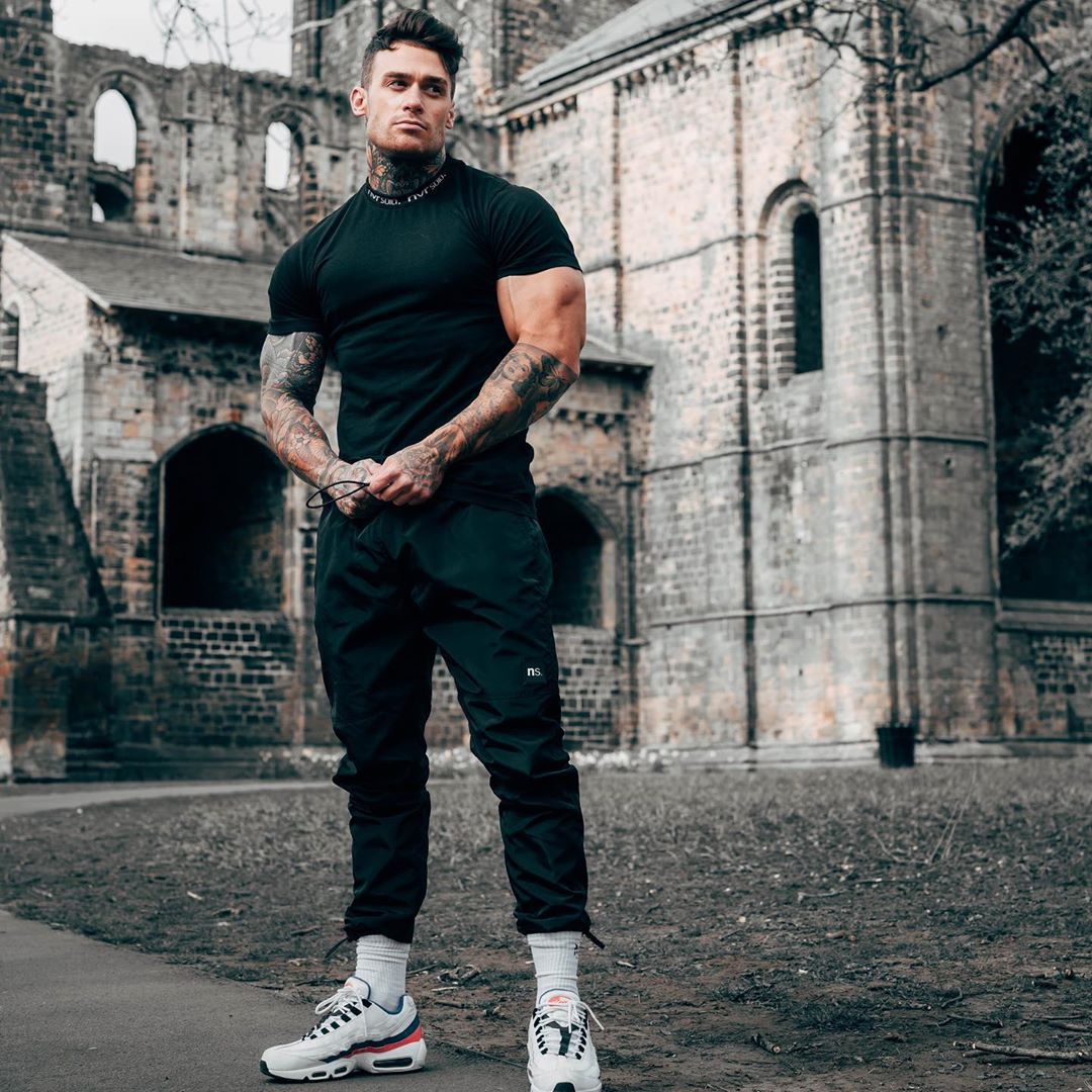 Camiseta Premium "Essential Edge" – Corte Atlético y Cuello Detallado